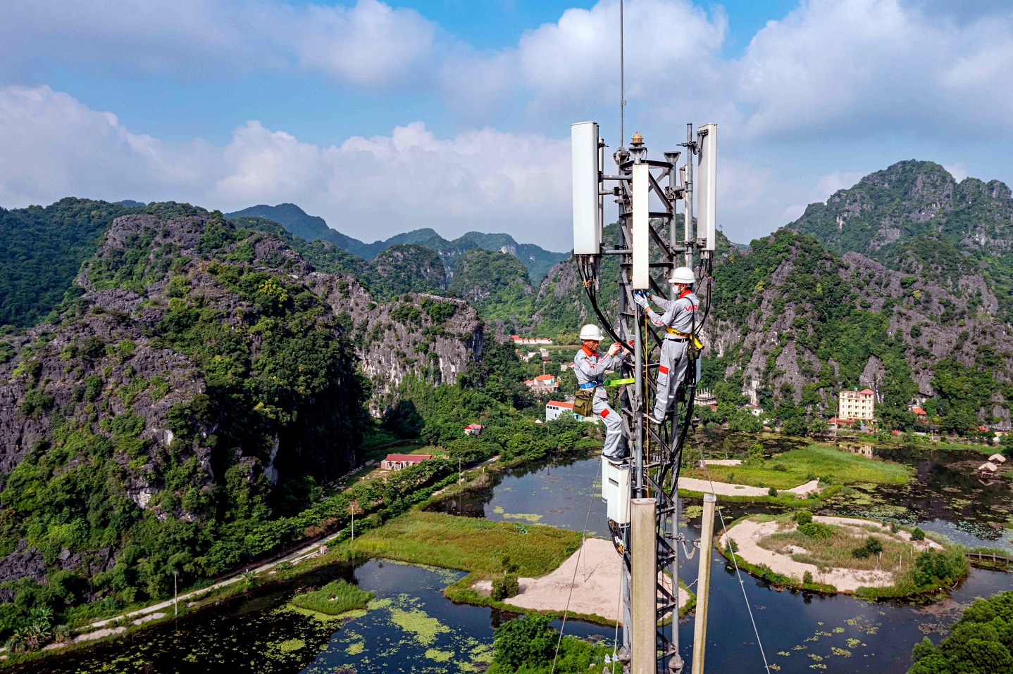 Anh1 Voi ha tang phu khap, Viettel ket noi vien thong den moi mien dat nuoc-2
