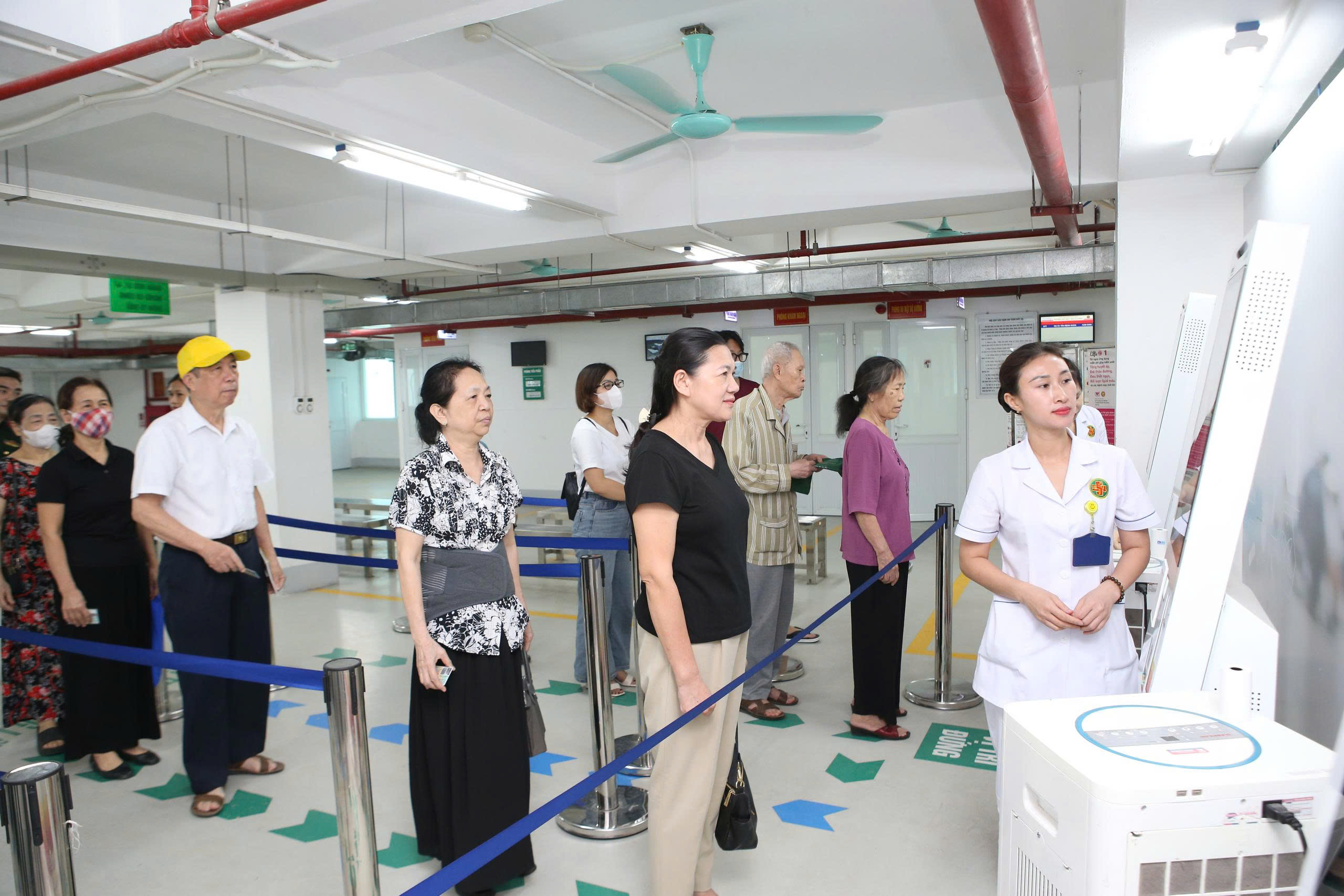 bai 3 anh1BN xếp hàng BV 354