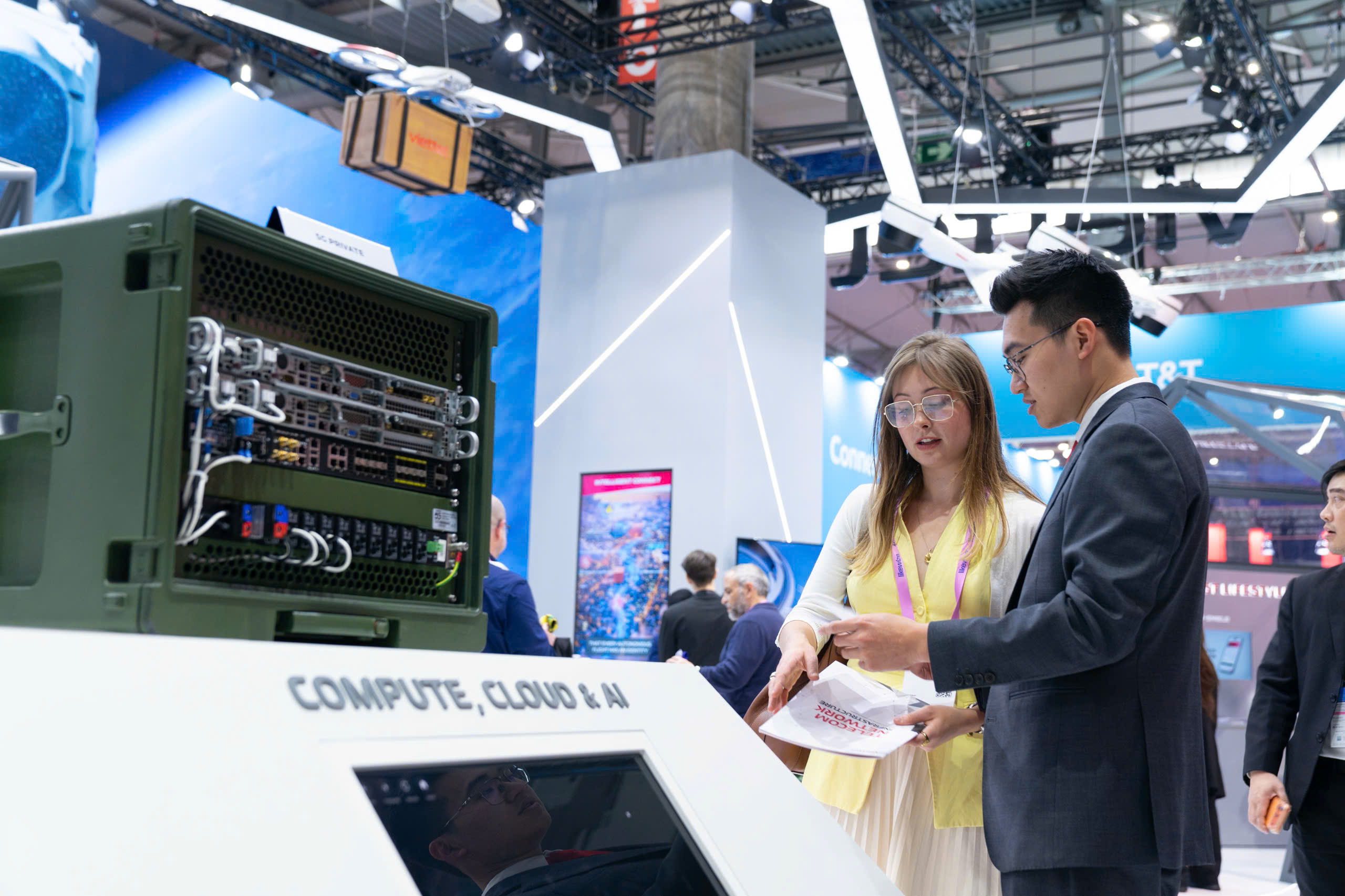 Kỹ sư Viettel trình bày về Viettel Smart IP cho quan khách