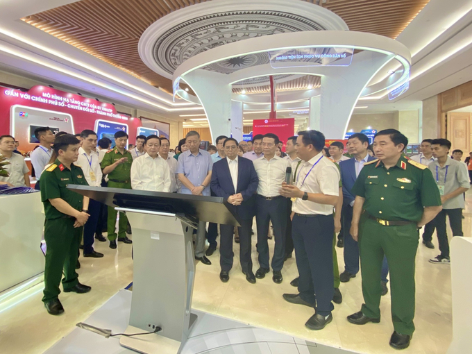 Prime Minister Pham Minh Chinh visited the exhibition booth of Viettel Group.
